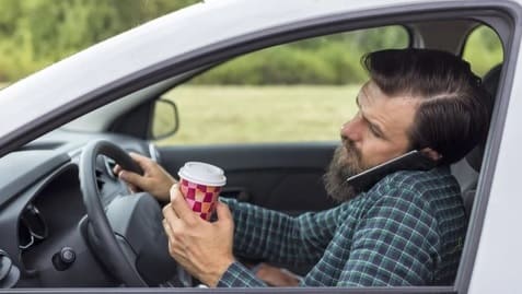 distracted-driving-by-drinkhrw